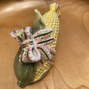 Final sale Vintage corn salt or pepper shaker.